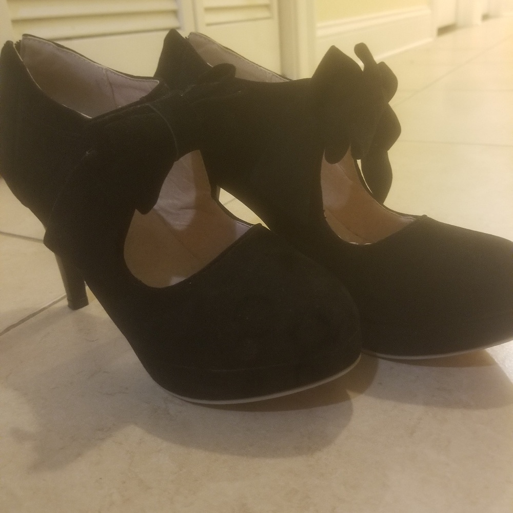 Black Pumps - Picture 3 of 3